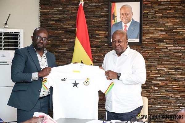 President Mahama recieving a replica jersey from Kurt Okraku, FA president